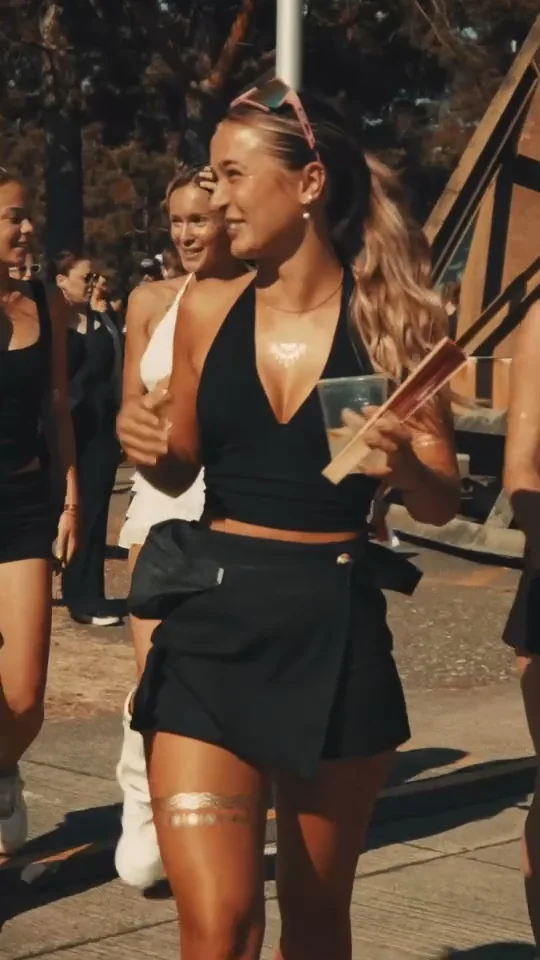 Festivalbesucherinnen in der Sonne beim Airpark Festival 2026