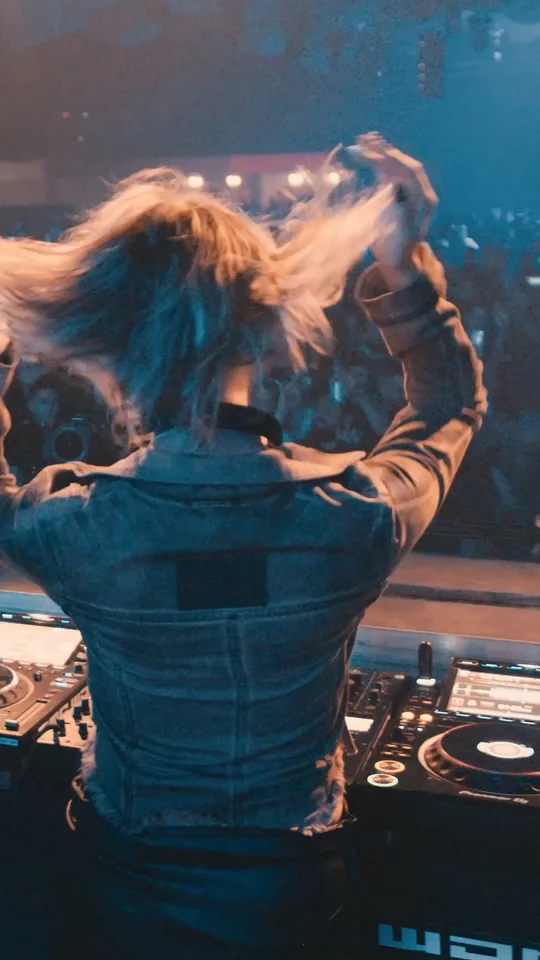 Anastasia Kristensen am Pult vor dem Publikum bei Time Warp
