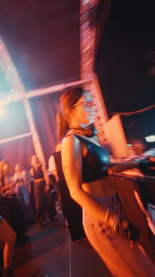 DJ Anna Tur am Pult beim Pirate Beach Open Air