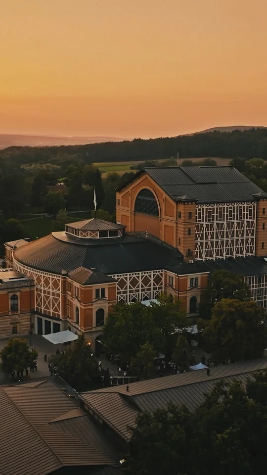 Drohnenaufnahme des Festspielhauses Bayreuth mit Schriftzug 150 Jahre