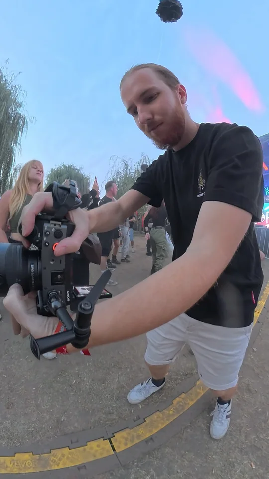 Daniel Tihonov mit Kamera und Gimbal beim Dreh im Abendlicht