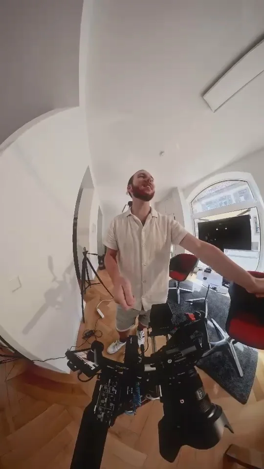 Daniel Tihonov mit Kamera und Gimbal in einem hellen Büro