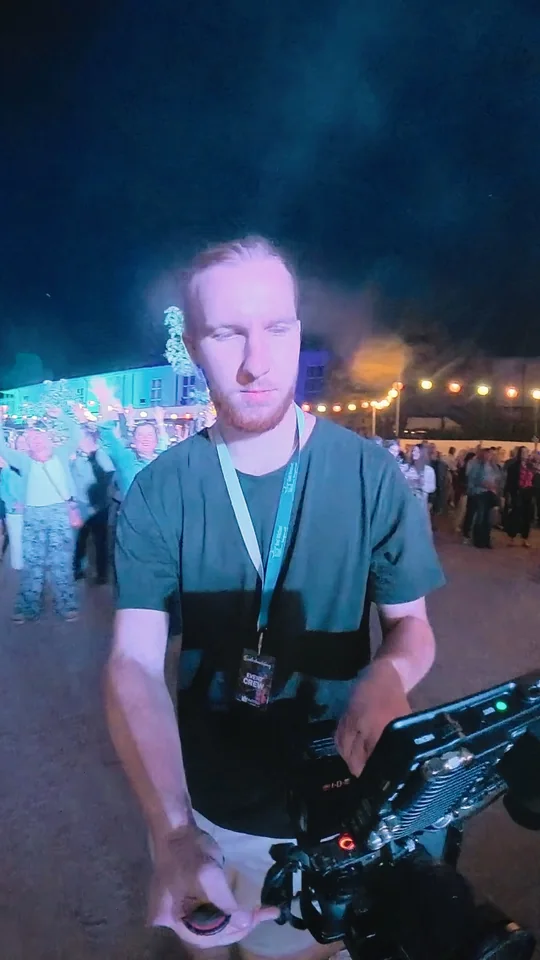 Daniel Tihonov mit Kamera beim Lichterfest in Bad Wildbad