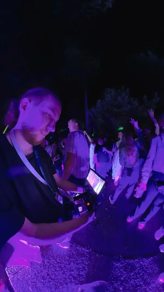 Daniel Tihonov filmt die violett beleuchtete Tanzfläche