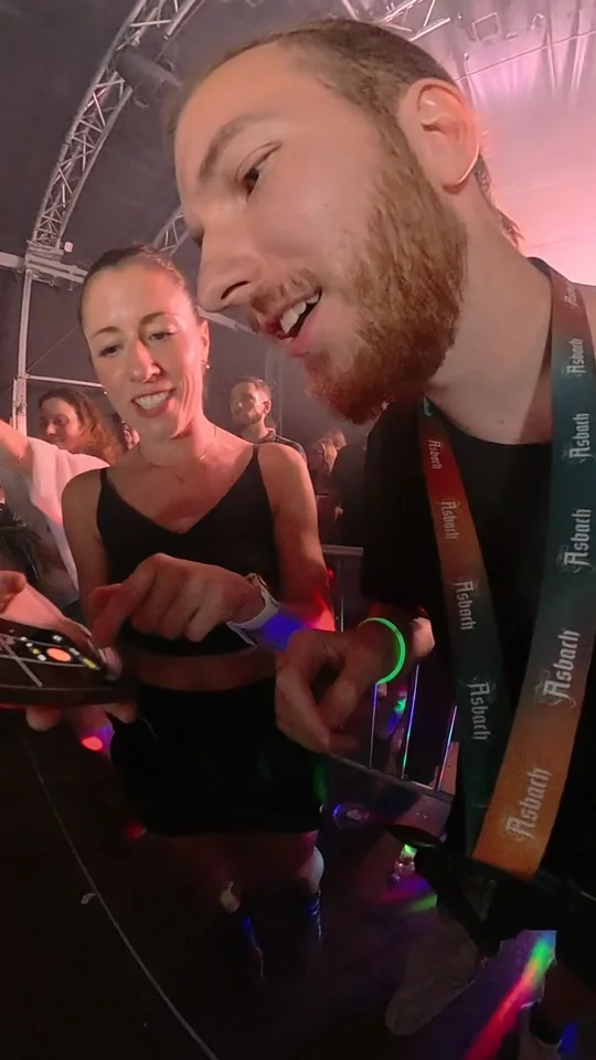 Daniel Tihonov mit Kamera zwischen feiernden Gästen bei Nacht