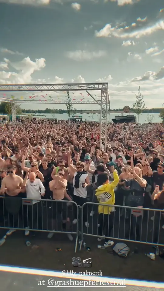 Daniel Tihonov mit Kamera am Bühnenrand beim Grashüpfer Festival