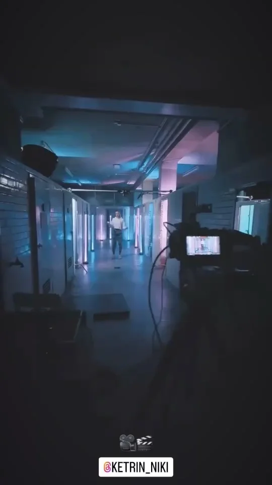 Set mit Lichtsäulen beim Dreh mit Ketrin Niki
