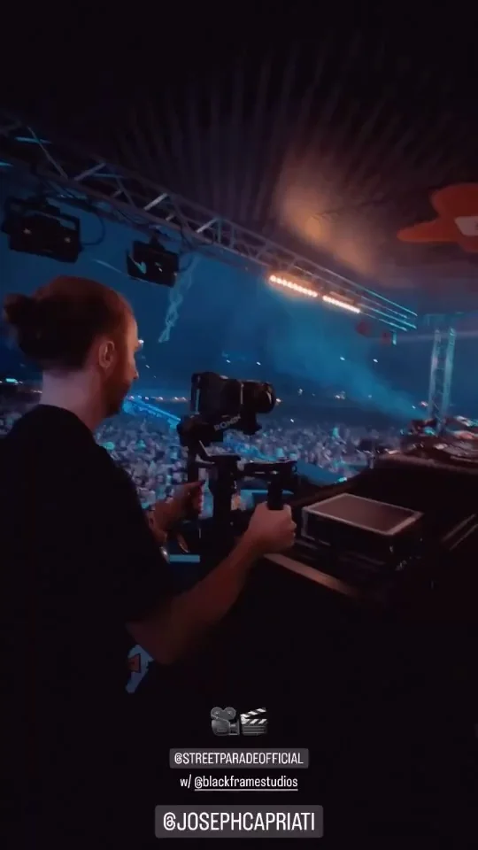 Daniel Tihonov mit Kamera auf der Bühne der Street Parade Zürich