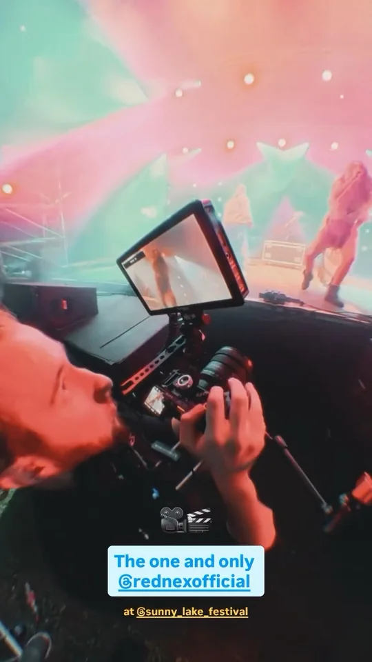 Kamera-Rig mit Monitor vor der Bühne beim Sunny Lake Festival