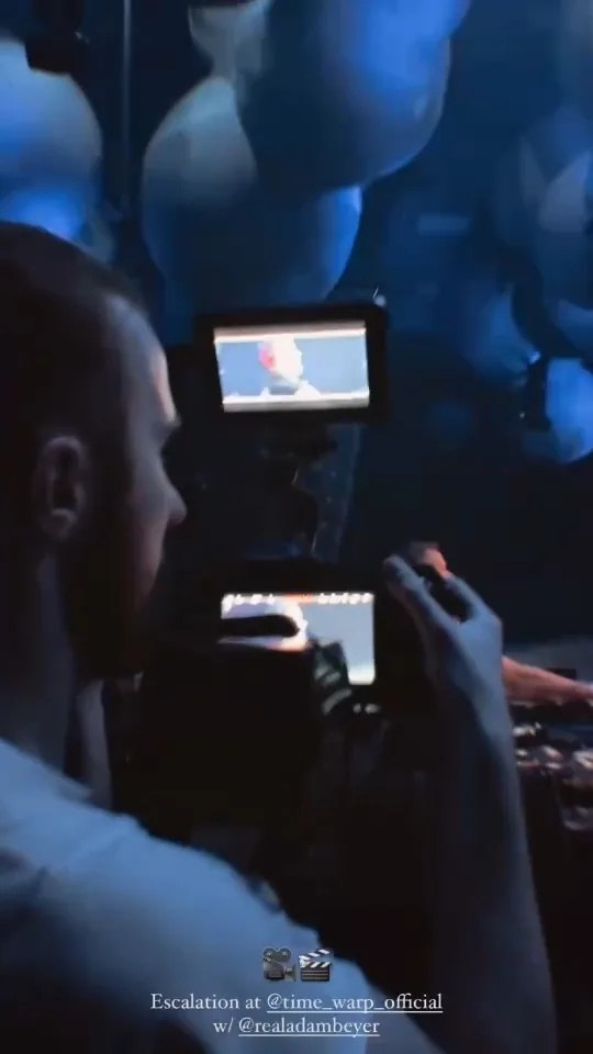Daniel Tihonov am Kameramonitor über dem DJ-Pult auf der Time Warp