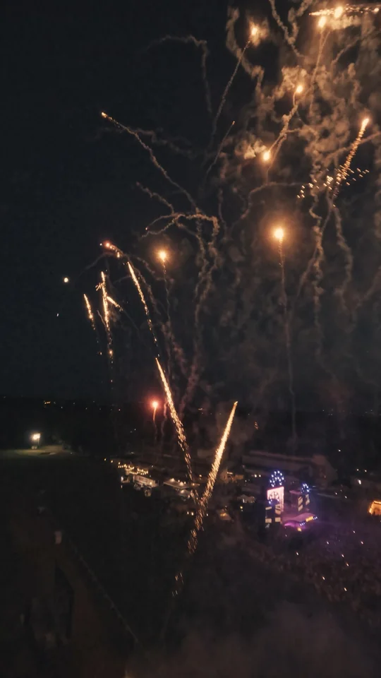 Feiernde Gäste mit Line-up-Schriftzug im Greenfields-Trailer