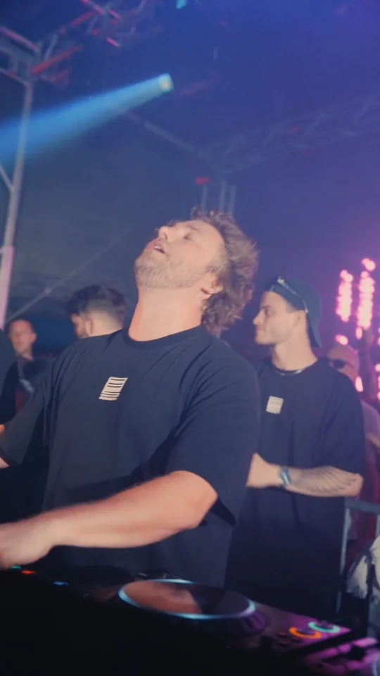 Joyhauser am DJ-Pult auf der Bühne des Airpark Festival