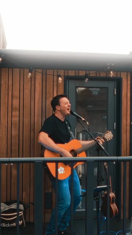 Justin Nova mit Gitarre auf einem Balkon bei Das Fest