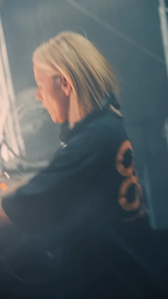 DJ Klaudia Gawlas am Pult beim Nimmerland Festival