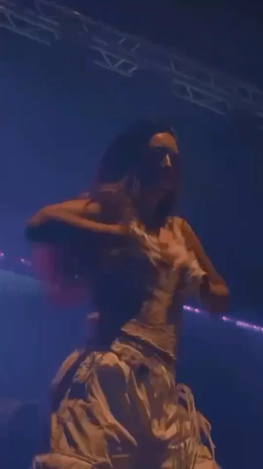 Leony mit Tänzerinnen auf der Bühne im lila Licht, später Pyro und Daniel Tihonov an der Kamera