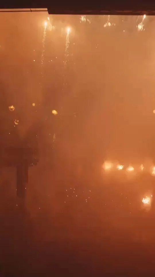Feuerwerk in der Halle beim Konzert von Max Korzh in Düsseldorf