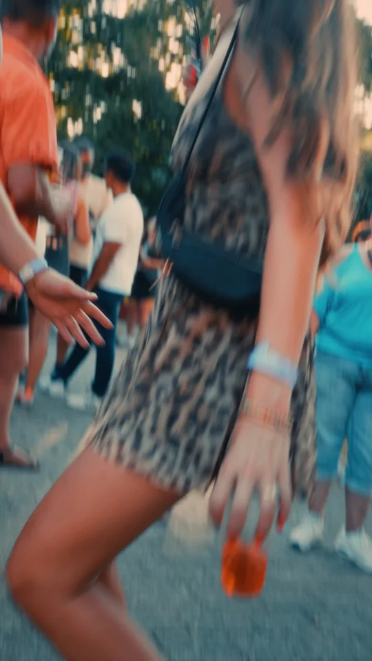 Tanzende Festivalbesucherin beim Nimmerland Festival