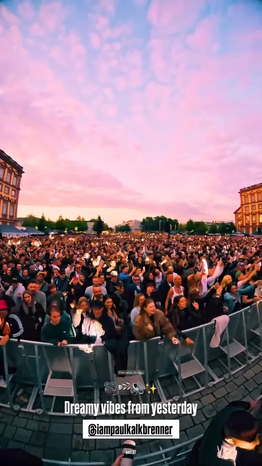 Lachende Gäste beim Konzert von Paul Kalkbrenner in Mannheim