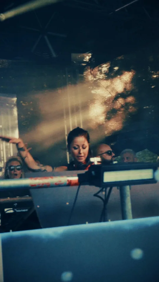 DJ am Pult beim Pirate Beach Open Air