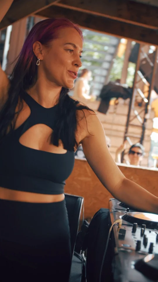 DJ Pretty Pink am Pult im Hafen 49 Mannheim, Hand am Mischpult, Sonne im Haar